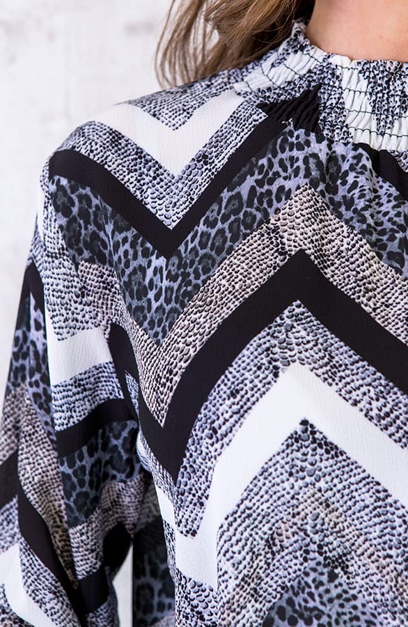 Col Zigzag Blouse Zwart – shoparchief, foto 6