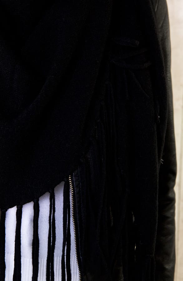 Poncho Sjaal Fringe Zwart – shoparchief, foto 4