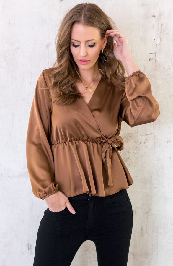 Satijnen Overslag Blouse Camel – shoparchief, foto 2