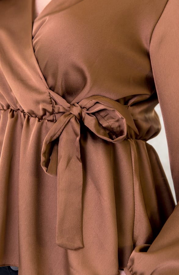Satijnen Overslag Blouse Camel – shoparchief, foto 4