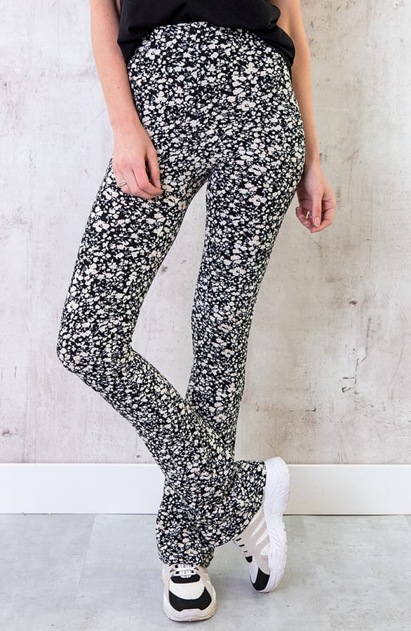 Flared Broek Bloemen Zwart Wit – shoparchief, foto 1