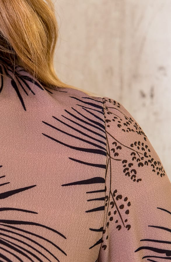 Col Blouse Leaves Camel – shoparchief, foto 4