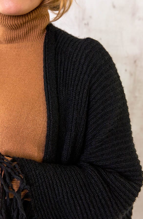 Knitted Fringe Poncho Zwart – shoparchief, foto 4