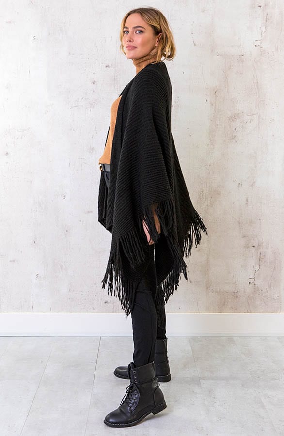 Knitted Fringe Poncho Zwart – shoparchief, foto 2