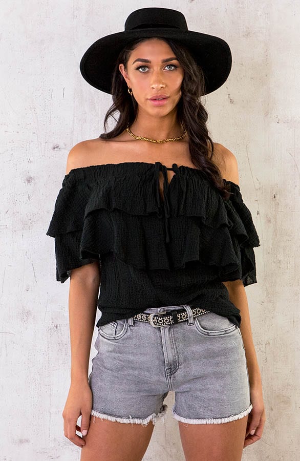 Off Shoulder Ruffle Top Zwart – shoparchief, foto 1