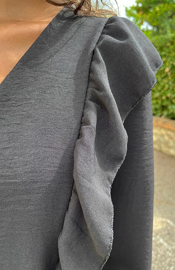 Ruffle V-hals Blouse Zwart – shoparchief, foto 6