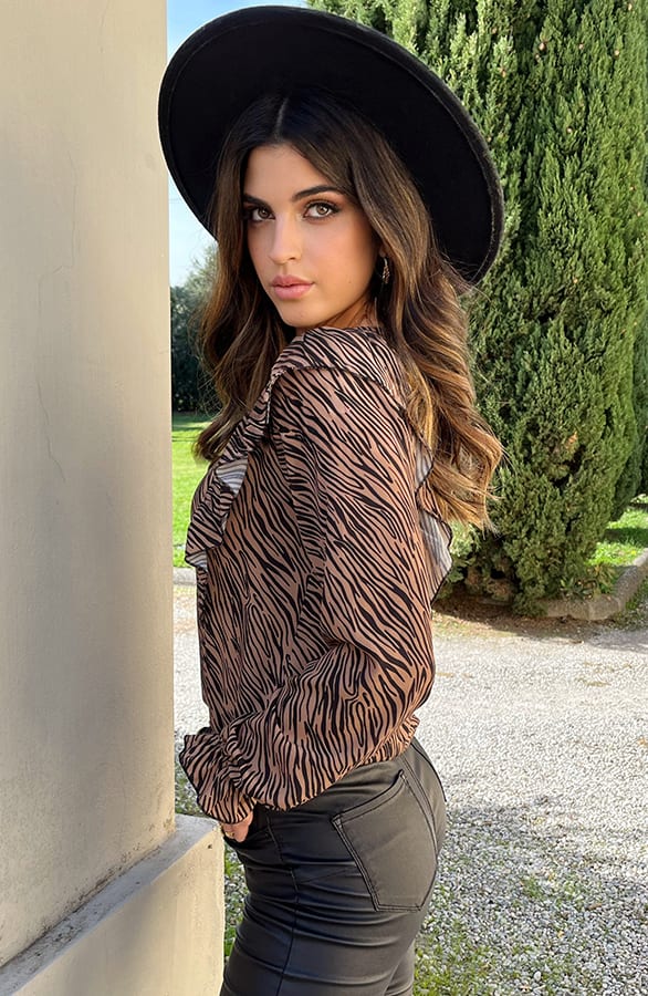 Zebra Ruffle Blouse Camel – shoparchief, foto 4
