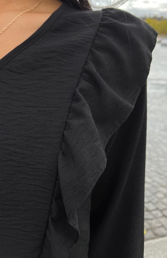 Basic V-hals Ruffle Blouse Zwart – shoparchief, foto 5