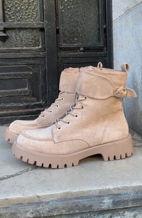 Suede Biker Boots Met Gesp Beige – shoparchief, foto 2