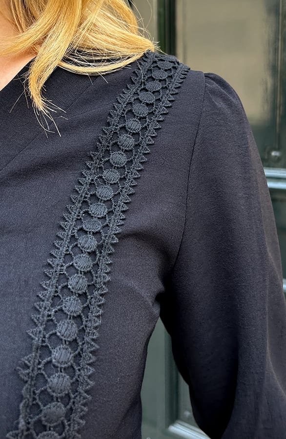 Romantic V-Hals Blouse Zwart – blouses, foto 4