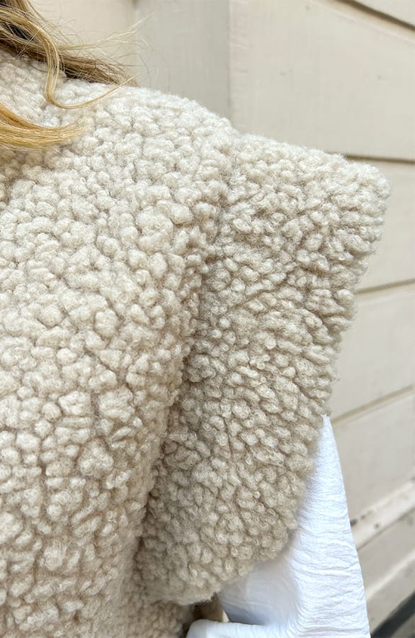 Teddy Gilet Met Schouderdetail Beige – shoparchief, foto 7