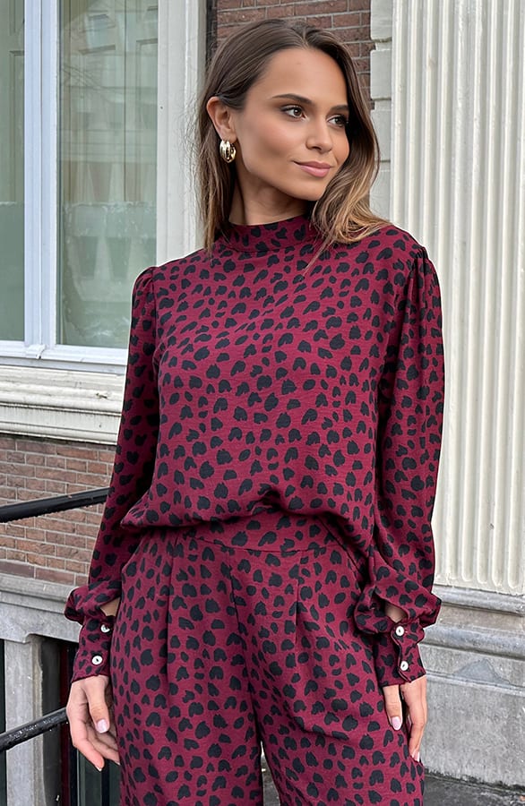 Mila Blouse Long Sleeve Cheetah Burgundy – shoparchief, foto 4