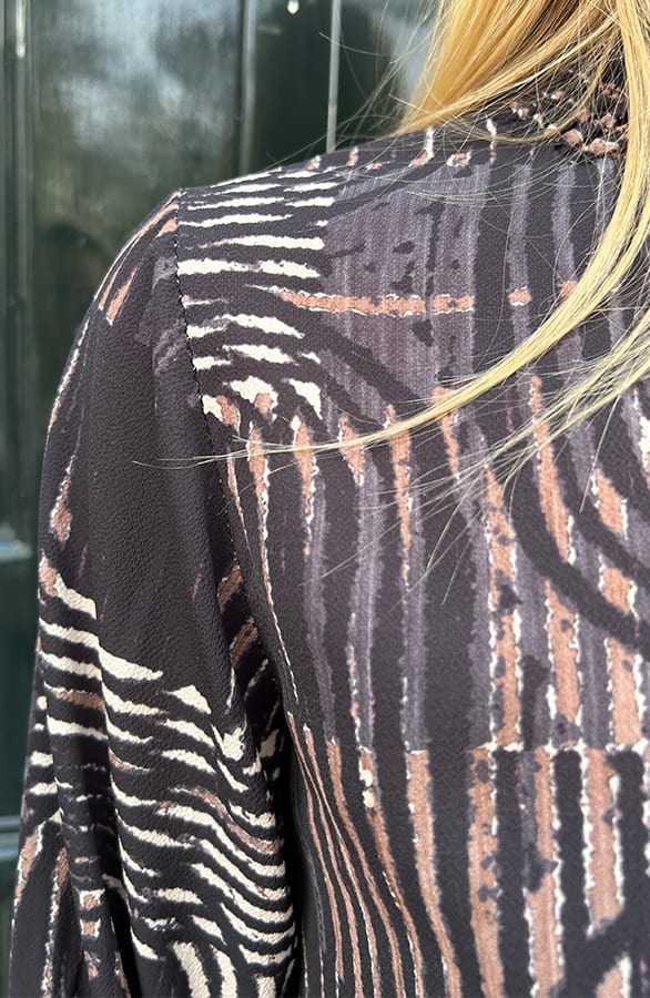 Col Blouse Limited Print Zwart – shoparchief, foto 2