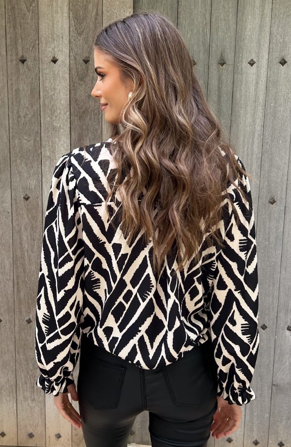 Ruffle Blouse Met Pofmouwen Print Zwart – shoparchief, foto 9