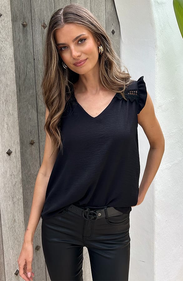 Ruffle V-Hals Top Sevilla Zwart – tops, foto 6