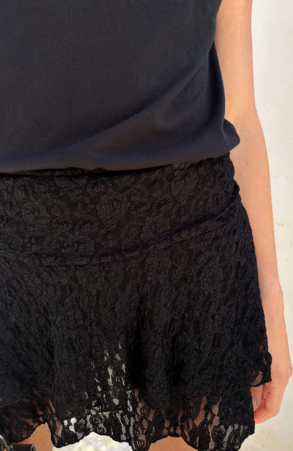 Lace Skort Smocked Zwart – shorts, foto 4