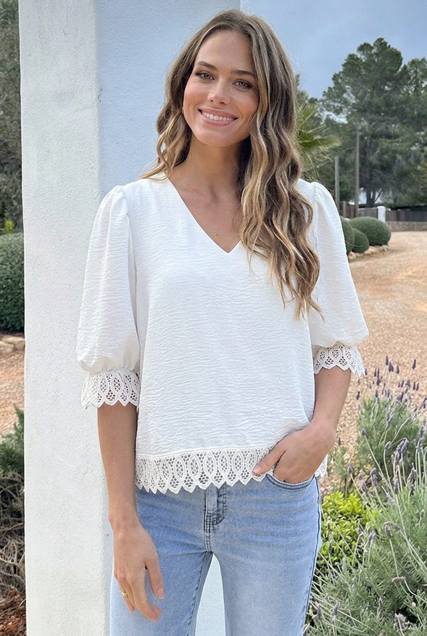 V-Hals Blouse Met Kantdetail En Pofmouwen Ecru