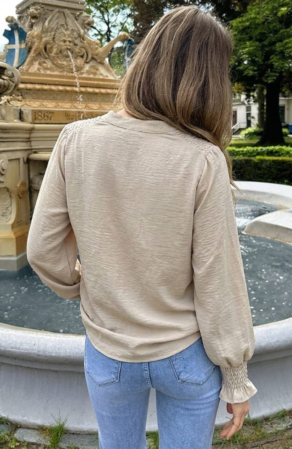 Smocked V-hals Blouse Beige – blouses, foto 5