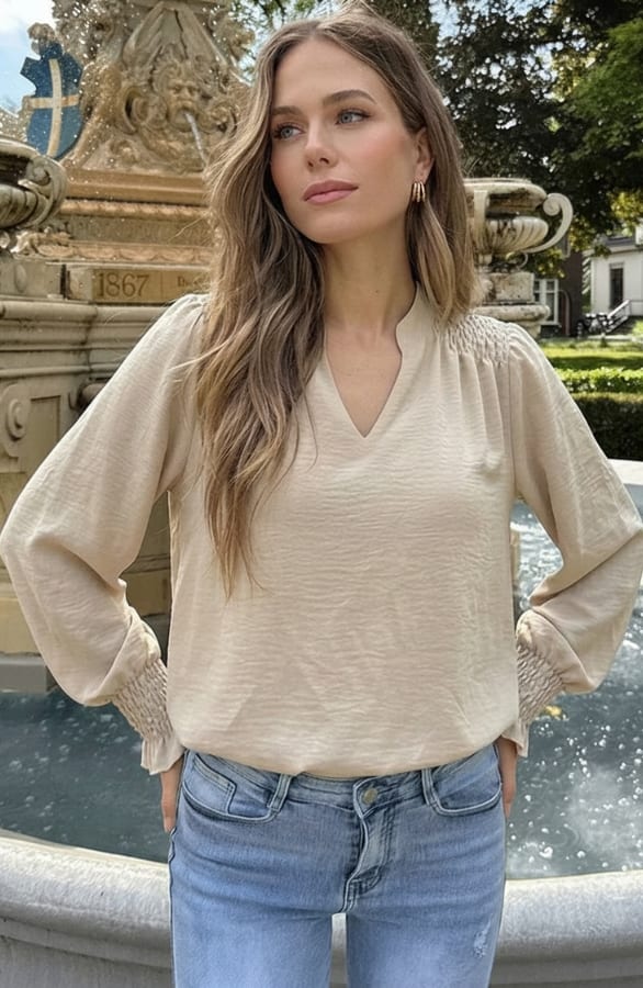 Smocked V-hals Blouse Beige – blouses, foto 4