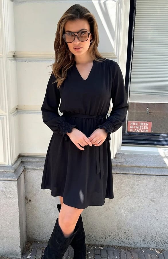V-hals Smocked Jurk Zwart – jurken, foto 6