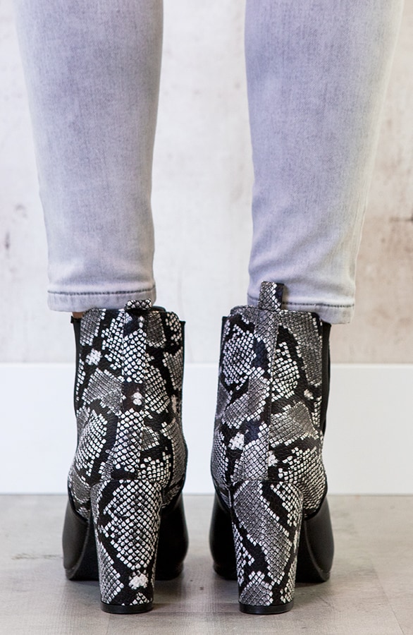 Schlangenprint-Stiefeletten mit Absatz, Shoparchiv, Foto 4