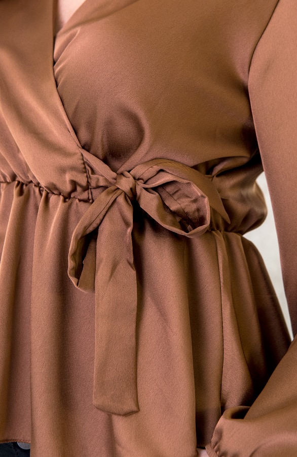 Satijnen Overslag Blouse Camel – shoparchief, foto 4