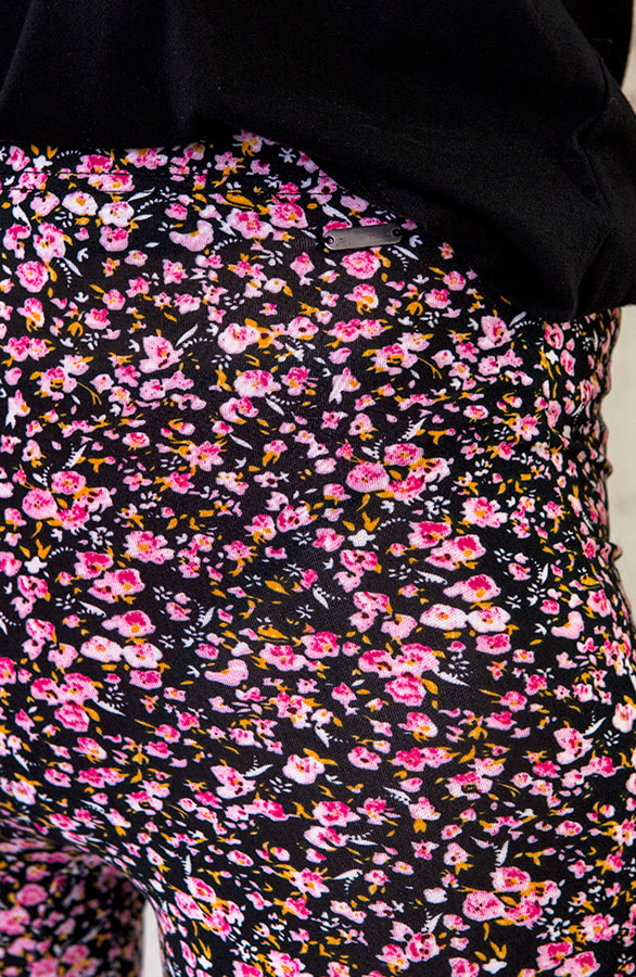 Flared Broek Bloemen Zwart – shoparchief, foto 5