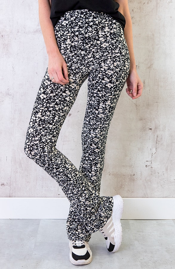 Flared Broek Bloemen Zwart Wit – shoparchief