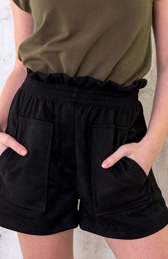 Suedine Short Met Zakken Zwart – shoparchief