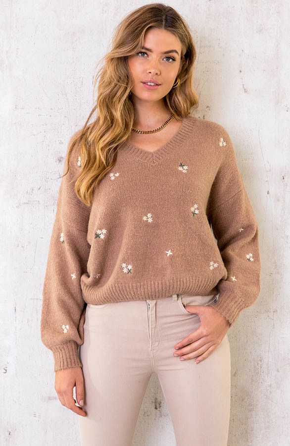 V-hals Trui Met Bloemetjes Camel – shoparchief