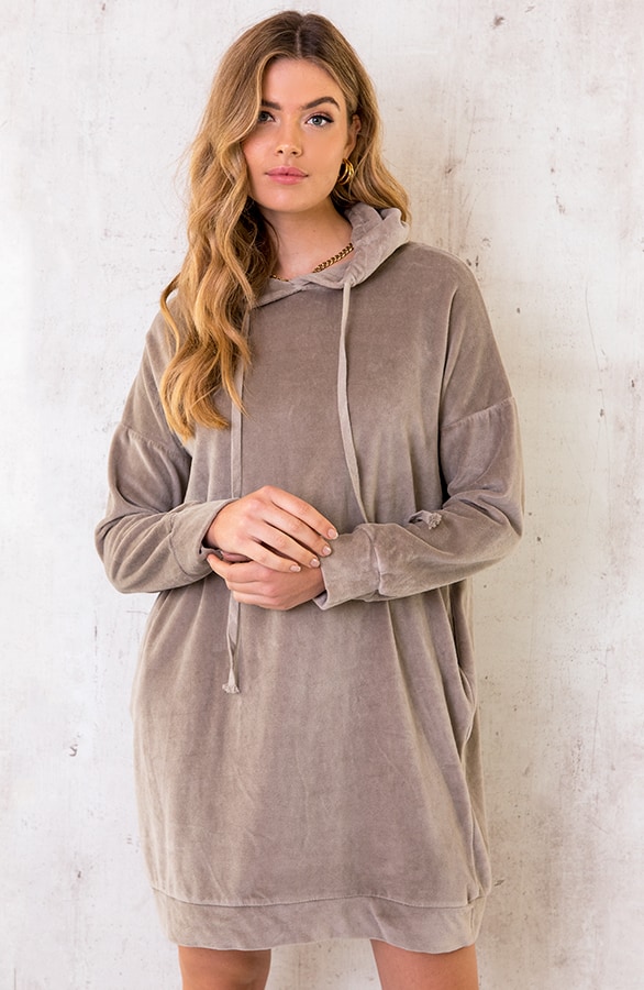 Velvet Jurk Met Capuchon Beige – shoparchief