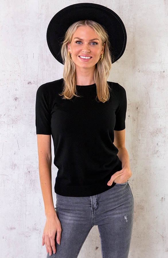 Essential Top Korte Mouw Zwart – shoparchief