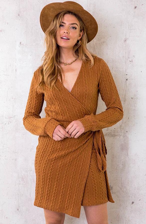 Gebreide Patroon Overslag Jurk Cognac – shoparchief