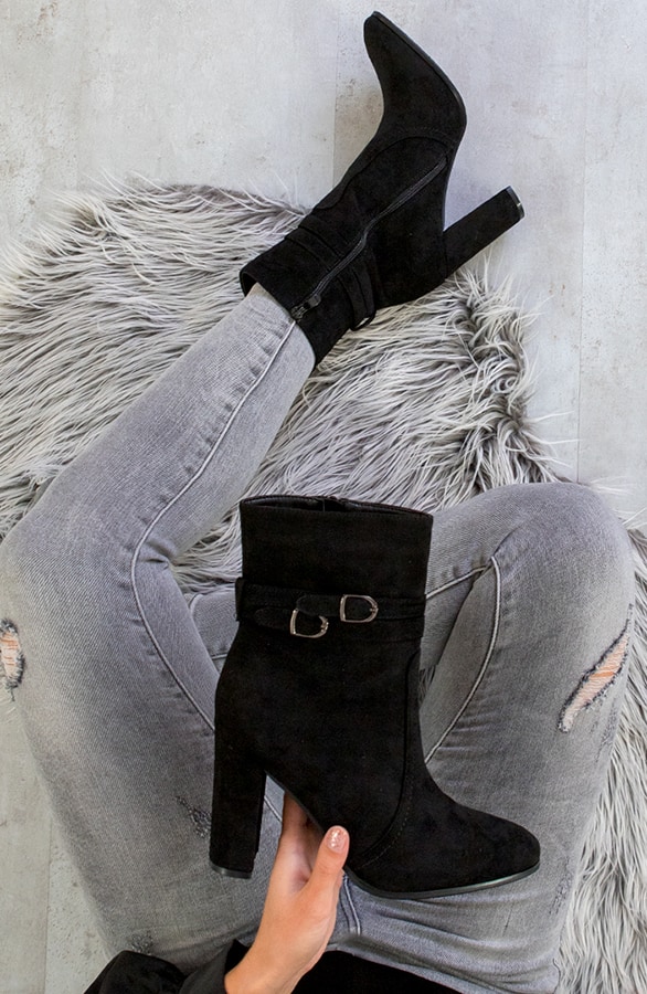 Suede Enkellaarsjes Met Gesp Zwart – shoparchief