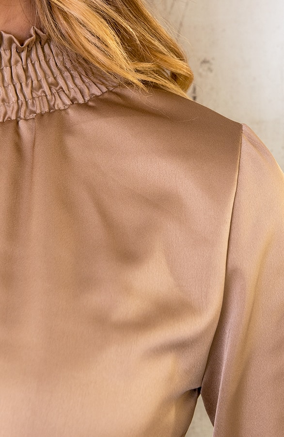 Satijnen Col Blouse Camel – shoparchief, foto 8