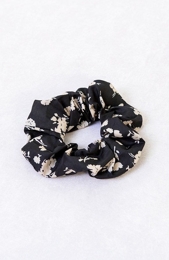 Scrunchie Flower Black, Shoparchiv