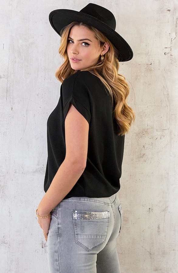 V-Hals Essential Top Zwart – shoparchief, foto 3