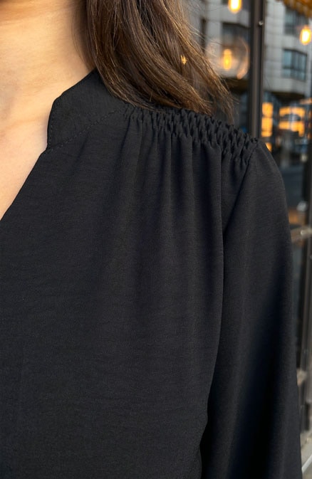 V-hals Jurk Met Schouderdetail Zwart – shoparchief, foto 9