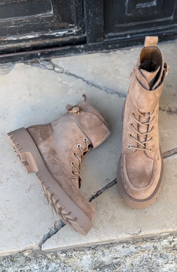 Suede Biker Boots mit Schnalle Taupe, Shoparchiv