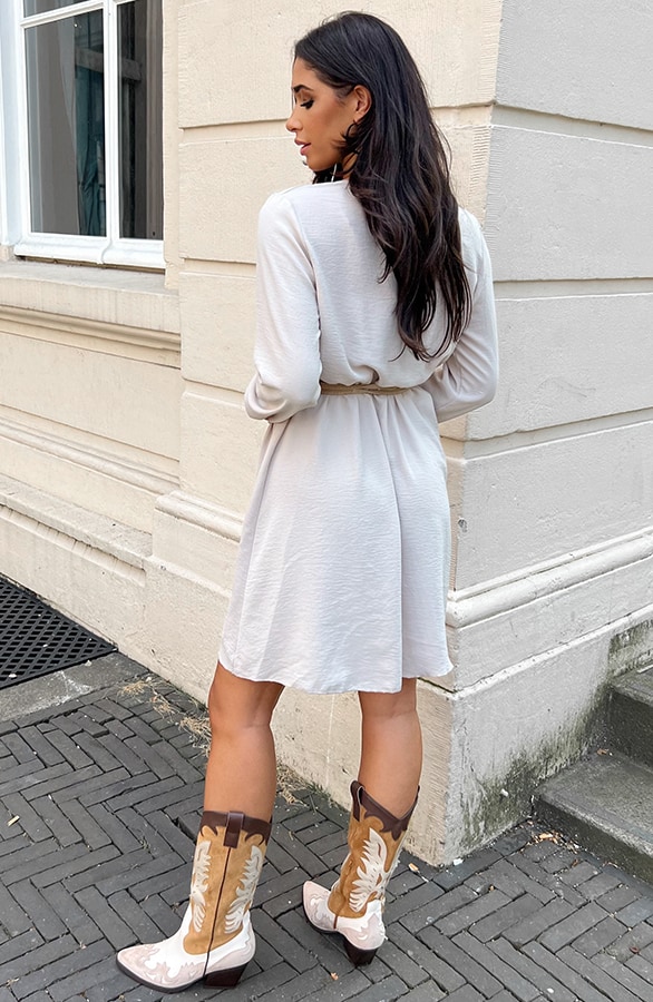 Jurk Waterval Hals Beige – shoparchief, foto 3