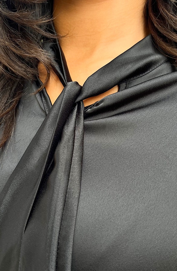 Satijnen Strik Blouse Zwart 2.0 – shoparchief, foto 11