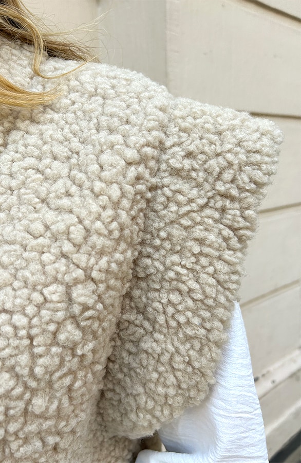 Teddy Gilet Met Schouderdetail Beige – shoparchief, foto 7