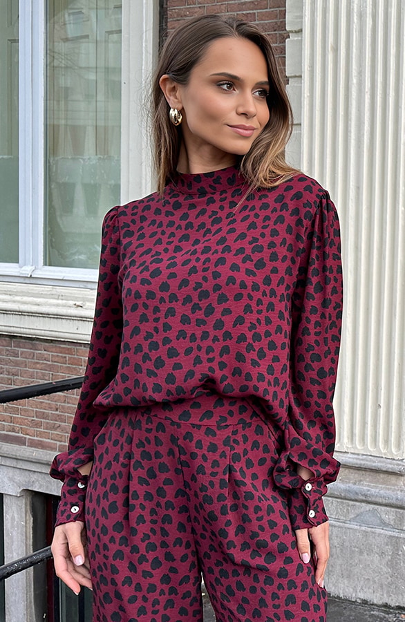Mila Blouse Long Sleeve Cheetah Burgundy – shoparchief, foto 4