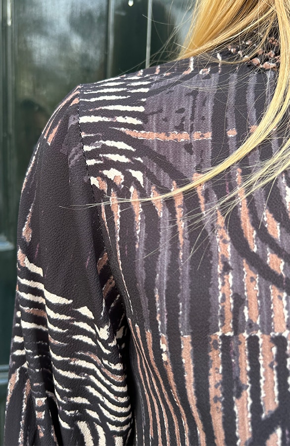 Col Blouse Limited Print Zwart – shoparchief, foto 2