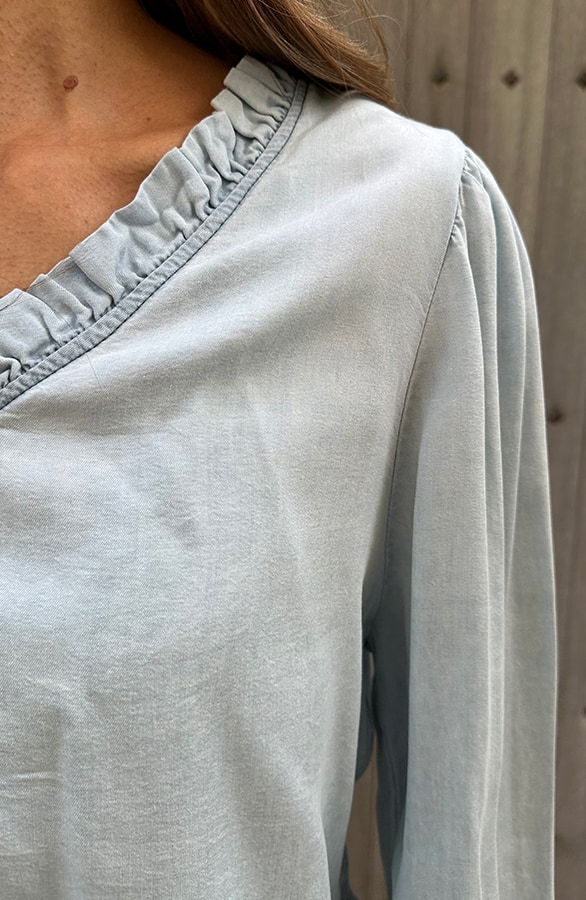 Denim Ruffle Blouse Light Blue – shoparchief, foto 7
