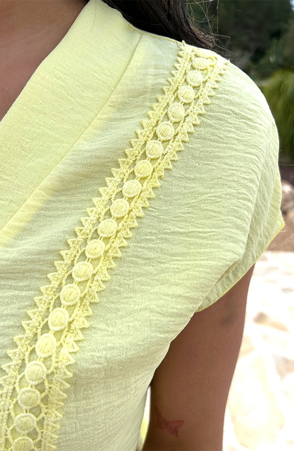 Romantic V-Hals Top Butter Yellow – tops, foto 7