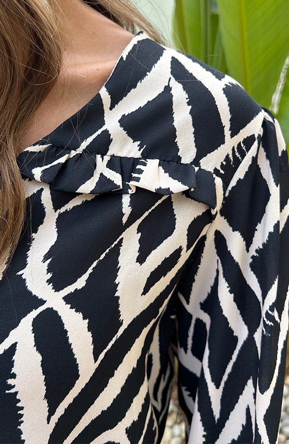 Ruffle Blouse Met Pofmouwen Print Zwart – shoparchief, foto 6