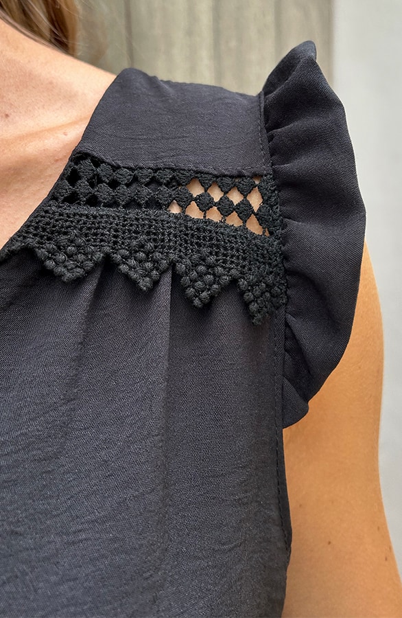 Ruffle V-Hals Top Sevilla Zwart – tops, foto 4