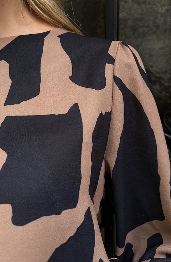 Classic Pofmouwen Blouse Camel Zwart – blouses, foto 5