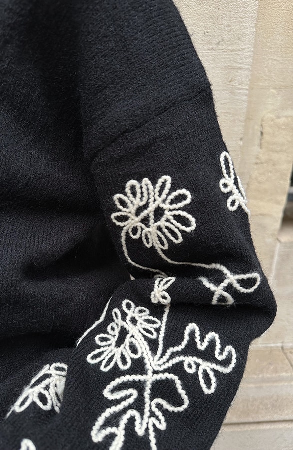 Embroidery Flower Sleeve Sweater Schwarz, Shoparchiv, Foto 4